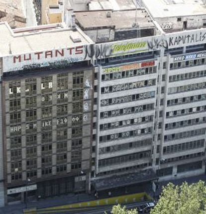 Dos edificios de la plaza que albergaban las oficinas de Telefónica y ahora están 'okupados'.