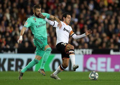 Parejo protege el balón ante Benzema.