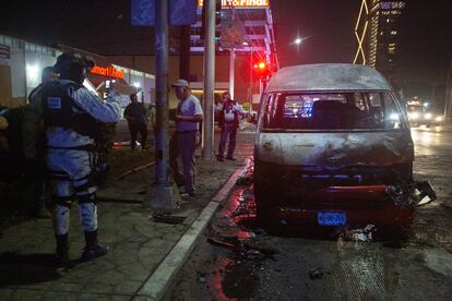 Un vehículo de transporte público quemado la noche del 12 de agosto en el Boulevard Agua Caliente, Tijuana, Baja California.