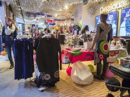 Interior d'una botiga de Desigual a Nova York. / RICHARD B. LEVINE (CORDON PRESS)