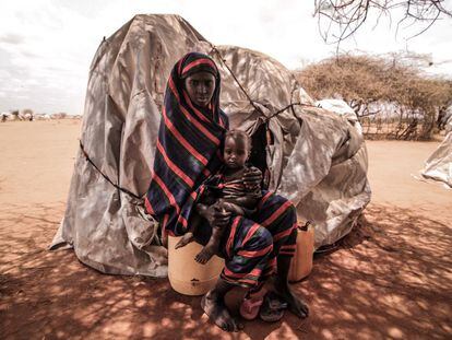 Una madre somalí sostiene a su bebé a las afueras del campo de Dagahaley.