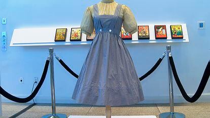 El vestido que llevó Judy Garland como Dorothy en 'El mago de Oz' y que pretendía sacar a subasta la Universidad Católica de Washington, expuesto en la casa Bonhams de Nueva York en abril de 2022.