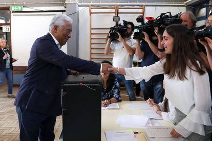 El primer ministro de Portugal, el socialista António Costa, vota en Lisboa el 26 de mayo de 2019.  