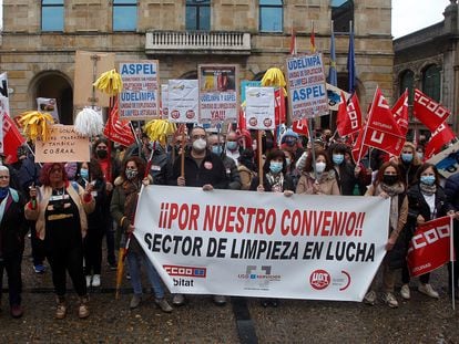 Concentración en la plaza Mayor de Gijón por el bloqueo del convenio del sector de la limpieza, el 17 de noviembre.