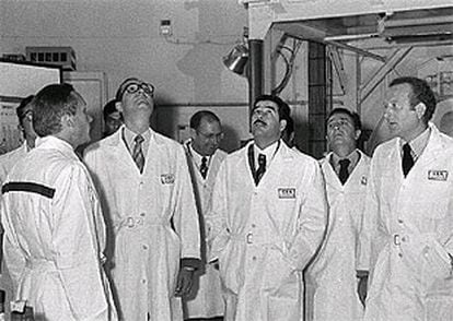 Chirac (con gafas) acompaña a Sadam (con bigote) en el recorrido de una planta nuclear francesa, en 1975.