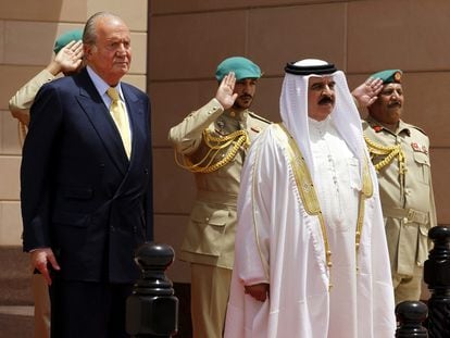 El rey Juan Carlos y el monarca de Baréin, Hamad bin Isa Al-Jalifa, revisan la guardia de honor en el palacio Gudabia en Manama (Baréin) en una visita oficial en 2014. EFE
