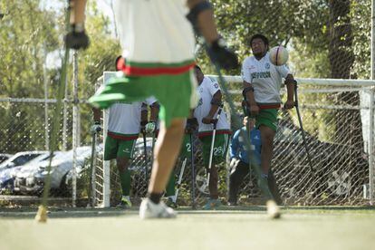 La barrera de defensas de Guerreros Aztecas evita el gol de Bonilla durante un entrenamiento