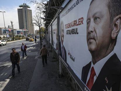 Carteles publicitarios del AKP con el rosrtro de Erdogan en las calles de Ankara,