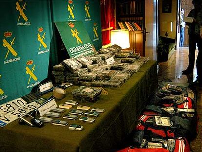 Junto a los fardos de cocaína, se han incautado matrículas, dinero y móviles.