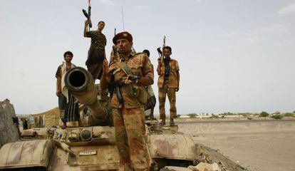 Soldados yemen&iacute;es patrullan entre Zinjibar y Jaar, en el sur de Yemen.