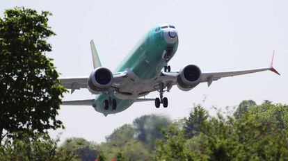 Un avión de la familia B737 MAX despegando de Renton, Washington