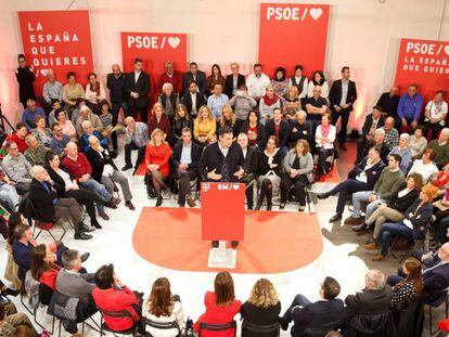 Pedro Sánchez en un mitin con militantes en Vitoria.