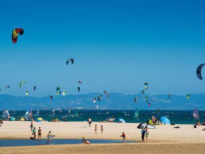 La playa de Valdevaqueros, en Tarifa (Cádiz), repleta de velas de kitesurf y windsurf.