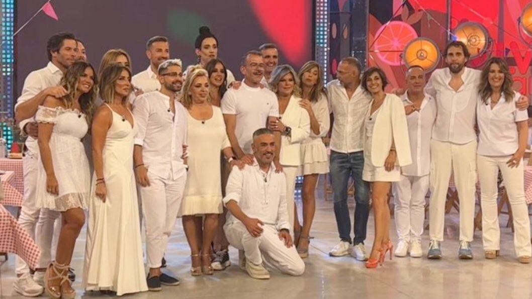 Los presentadores y colaboradores de 'Sálvame' durante el último programa, emitido el 23 de junio de 2023.