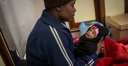Una mujer procedente de Nigeria con su bebé de nueve días en Lampedusa (Italia), este jueves.