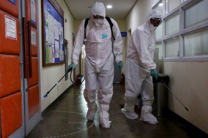 Funcionarios de Seúl desinfectan un centro cultural en la capital surcoreana.