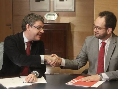 El ministro Álvaro Nadal y el socialista Antonio Hernando, este miércoles.
