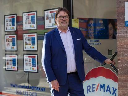 Xavier Dalmau posa a las puertas de su franquicia Re/Max Market, en Barcelona.