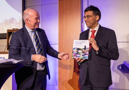 El pentacampeón del mundo Anand, invitado de honor, recibe un libro sobre las 85 ediciones del torneo