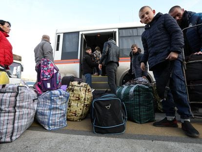Civiles evacuados de la zona controlada por Rusia de la provincia de Jersón bajan del autobús que les ha trasladado hasta la ciudad de Dzhankoy, en Crimea.