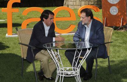 José María Aznar y Mariano Rajoy, durante la clausura del Campus FAES en julio de 2010.