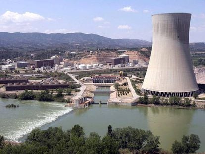 Complex nuclear d'Ascó amb la torre de refrigeració en primer pla.