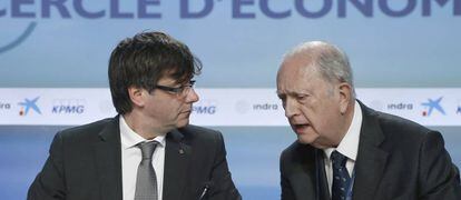 El presidente de la Generalitat, Carles Puigdemont, con Juan José Brugera, presidente del Círculo de Empresarios.
