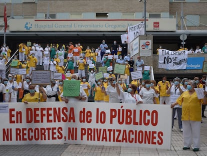 Concentración de las trabajadoras del Hospital Gregorio Marañón por la privatización del servicio de limpieza.