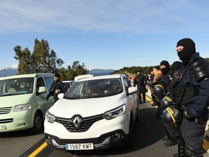 Policía francesa trata de reabrir al tráfico la AP-7 en La Jonquera (Girona), donde se encuentra el paso fronterizo entre España y Francia.