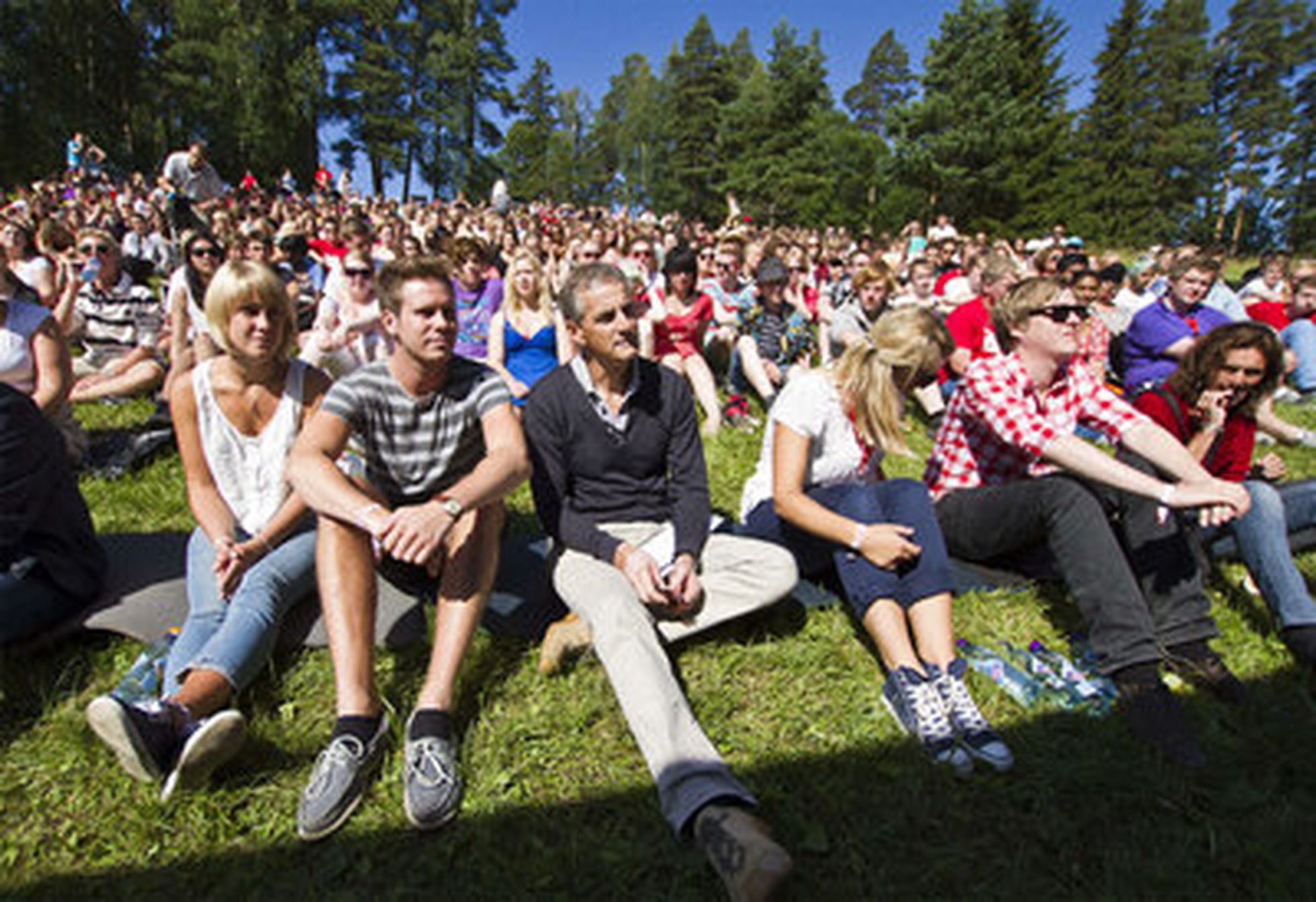 Camp massacre. Норвежская молодежь. Толпа людей в Норвегии. Молодёжные вечеринки в Норвегии. Норвегия лагерь.