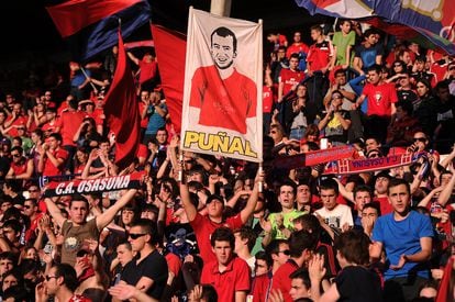 La afición rojilla sostiene una pancarta con el nombre de Patxi Puñal, su antiguo capitán, en 2014.