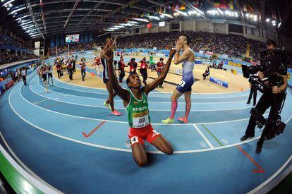 El etíope Mohammed Amin celebra su medalla de oro en los 800 metros.