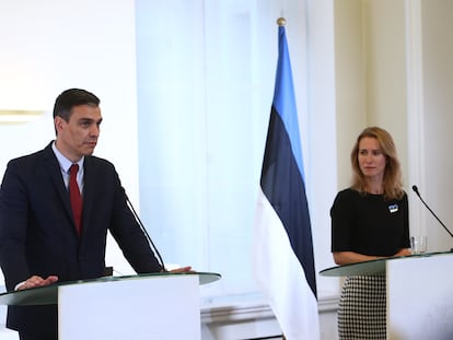 El presidente del Gobierno, Pedro Sánchez, en rueda de prensa con la primera ministra de Estonia, Kaja Kallas.