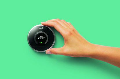 El dispositivo Nest gestiona y optimiza el uso de la calefacción.