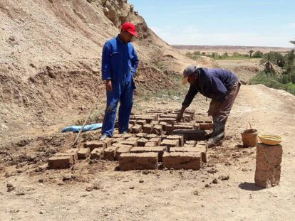 Construcción de casas con arcilla en el pueblo de Tisiwid.