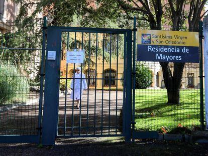 Foto de archivo de una monja caminando hacia la puerta de uno de los centros golpeados por la pandemia, la residencia de mayores Santísima Virgen y San Celedonio, en Madrid capital.