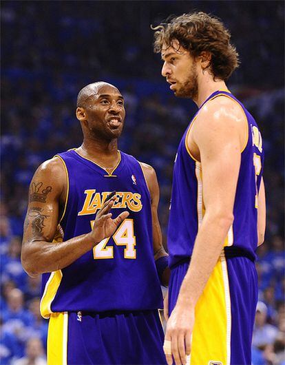 Bryant y Gasol, protagonistas en la victoria de los Lakers, que fuerza el séptimo partido de la final