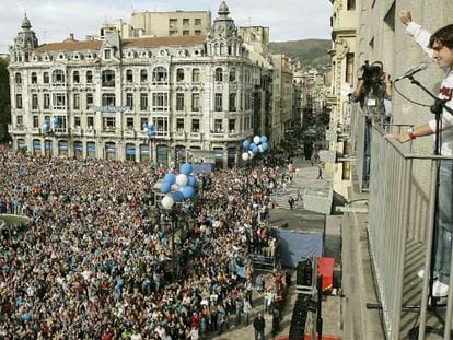 Alonso saluda desde el balcón a la multitud presente en la plaza de la Escandalera.