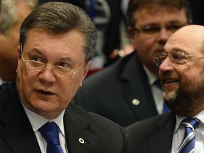 Victor Yanukovich junto al presidente del Parlamento Europeo. 
