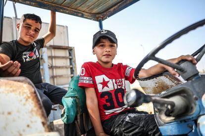 Dos niños subidos a un tractor, al sur de Cisjordania.
