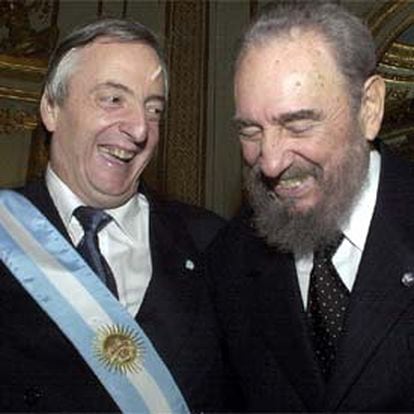 El nuevo presidente argentino, Néstor Kirchner, a la izquierda, se ríe junto a su homólogo cubano, Fidel Castro, ayer en Buenos Aires.