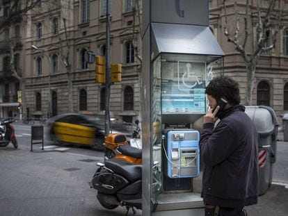 Un hombre utiliza una cabina en Barcelona, en una imagen de archivo.