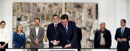 Antonio Garamendi firmando el acuerdo para la subida del Salario Mínimo Interprofesional a 950 euros mensuales el pasado 31 de enero en el Palacio de la Moncloa.
