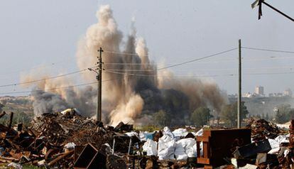 El humo se eleva desde un campo de entrenamiento de Hamas tras un ataque aéreo israelí al este de la ciudad de Gaza.