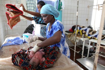 Una enfermera limpia a un recién nacido en la maternidad de un hospital de Sierra Leona.