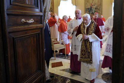 El Papa Benedicto XVI abandona la reunión del consistorio de cardenales, celebrada hoy en el Vaticano, donde ha anunciado su renuncia al pontificado.