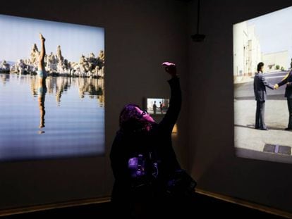 Unos visitantes se fotografían en la exposición de Pink Floyd en Londes.