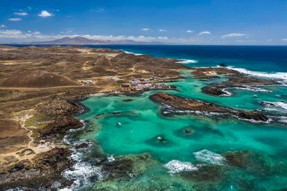 Piscinas naturales de aguas cristalinas, el contraste volcánico de fondo y unas vistas privilegiadas de Lanzarote y Fuerteventura: es el Puertito de Lobos. A solo 20 minutos en barco de El Corralejo, este pequeño islote, considerado Reserva Natural, es uno de los tesoros de la isla.