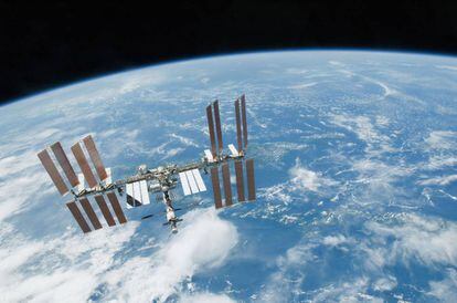 La Estación Espacial Internacional, con el espectacular perfil de la Tierra de fondo.