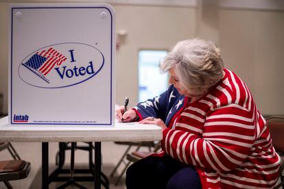 Carolyn Brown vota en el condado de Campbell County, en las elecciones de Virginia este martes pasado.